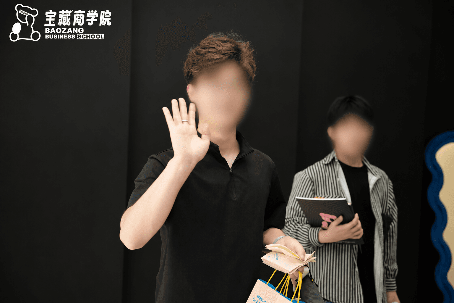 线下内容交流现场，人物面部已脱敏